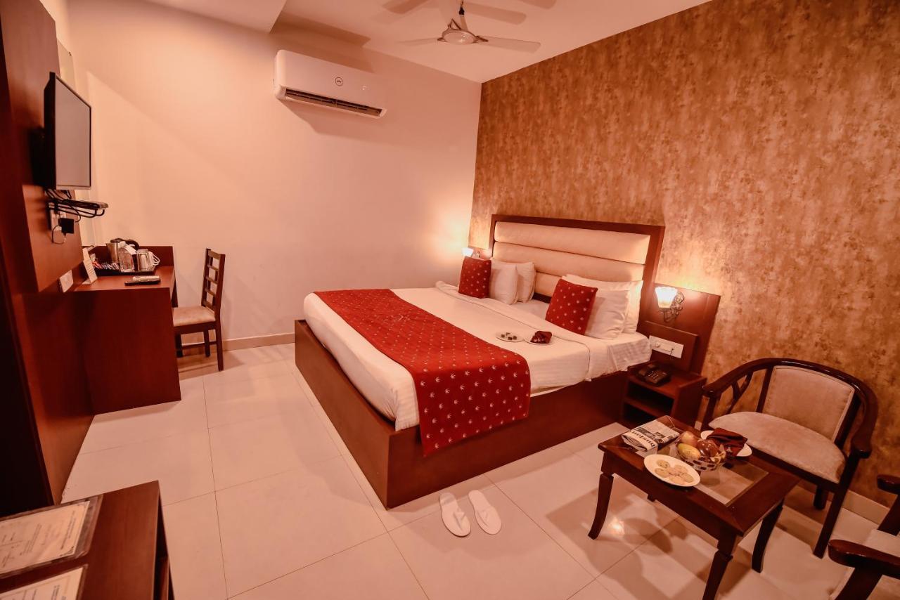 Mirzāpur Konark Grand Hotel מראה חיצוני תמונה