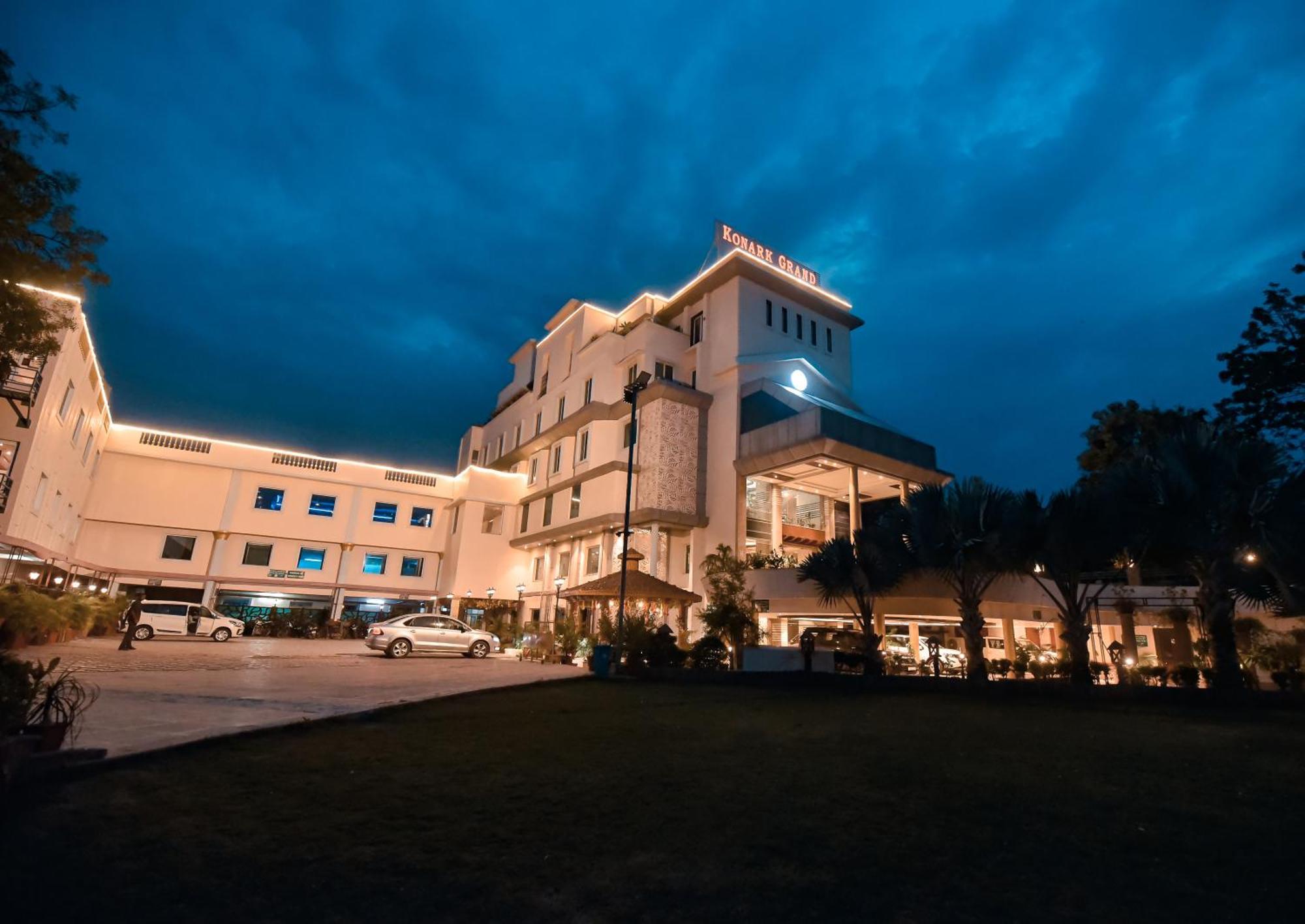Mirzāpur Konark Grand Hotel מראה חיצוני תמונה