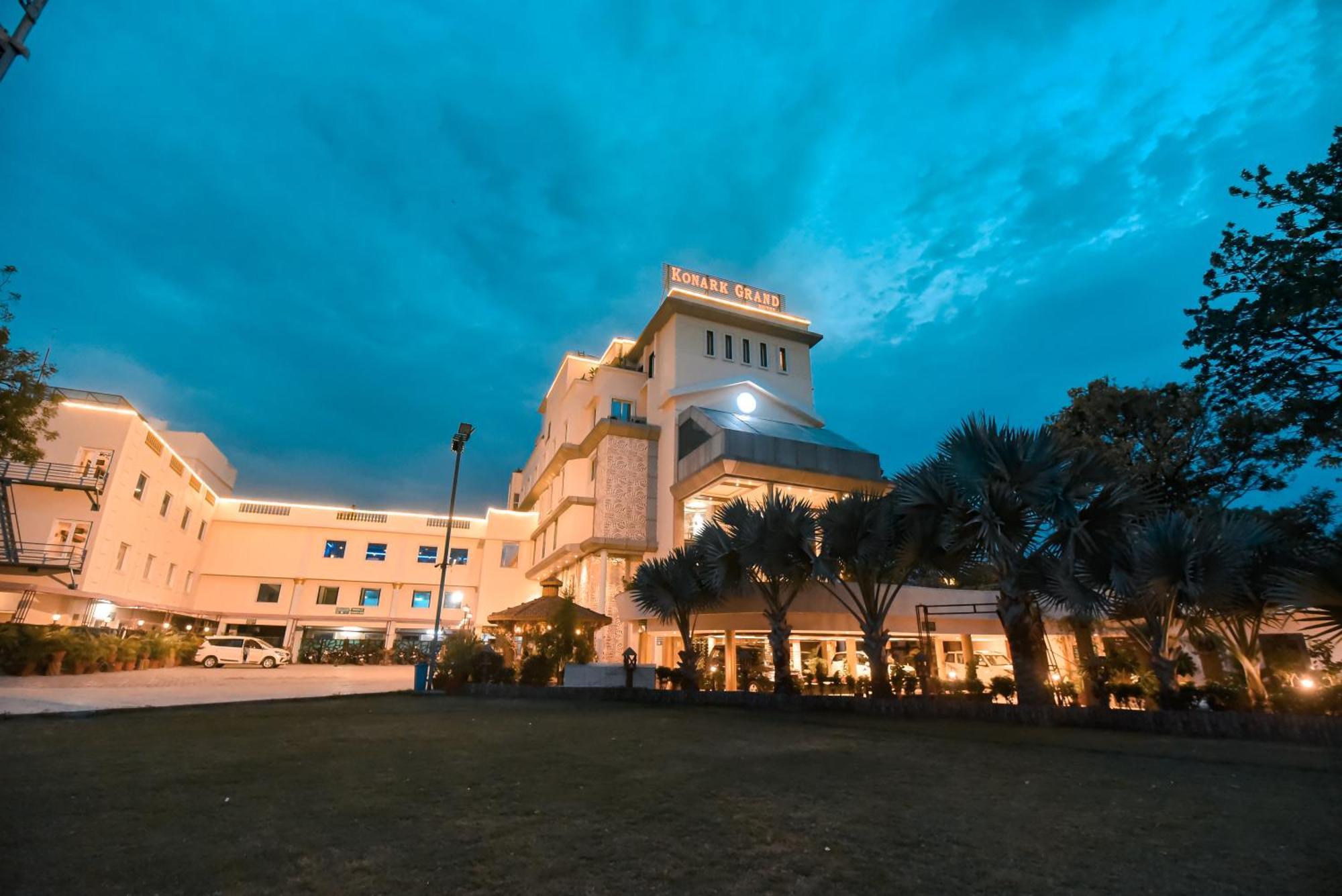 Mirzāpur Konark Grand Hotel מראה חיצוני תמונה