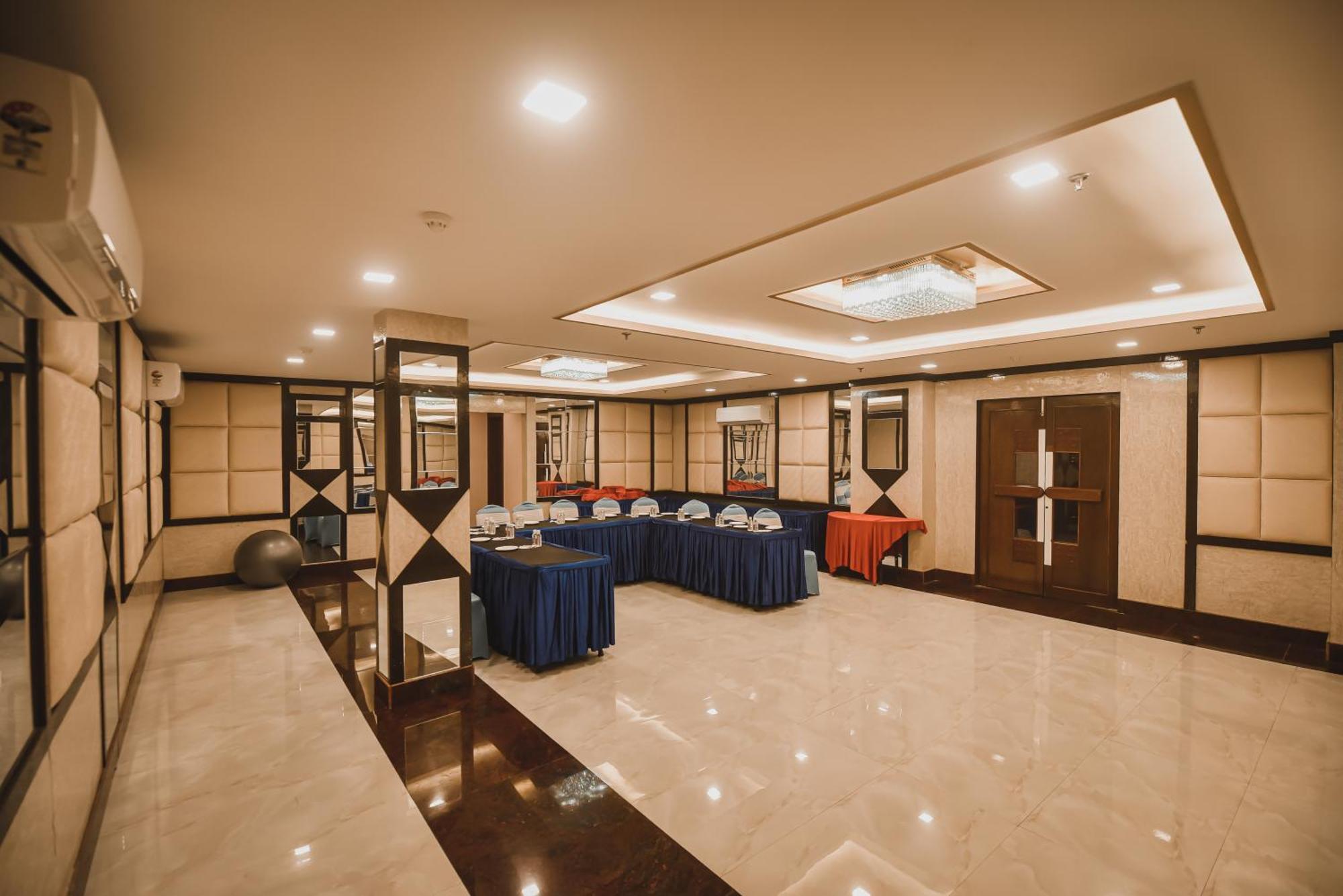 Mirzāpur Konark Grand Hotel מראה חיצוני תמונה