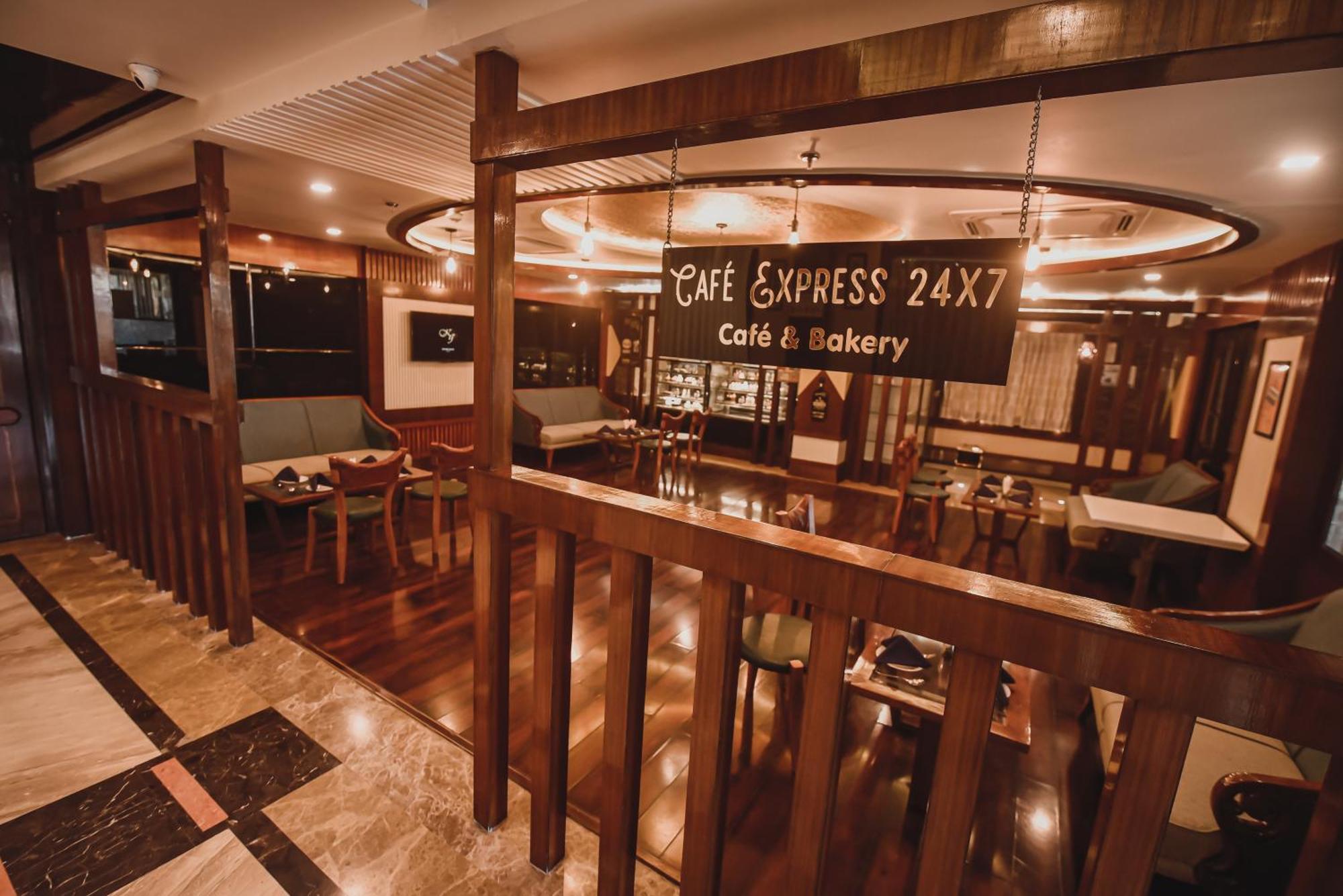 Mirzāpur Konark Grand Hotel מראה חיצוני תמונה