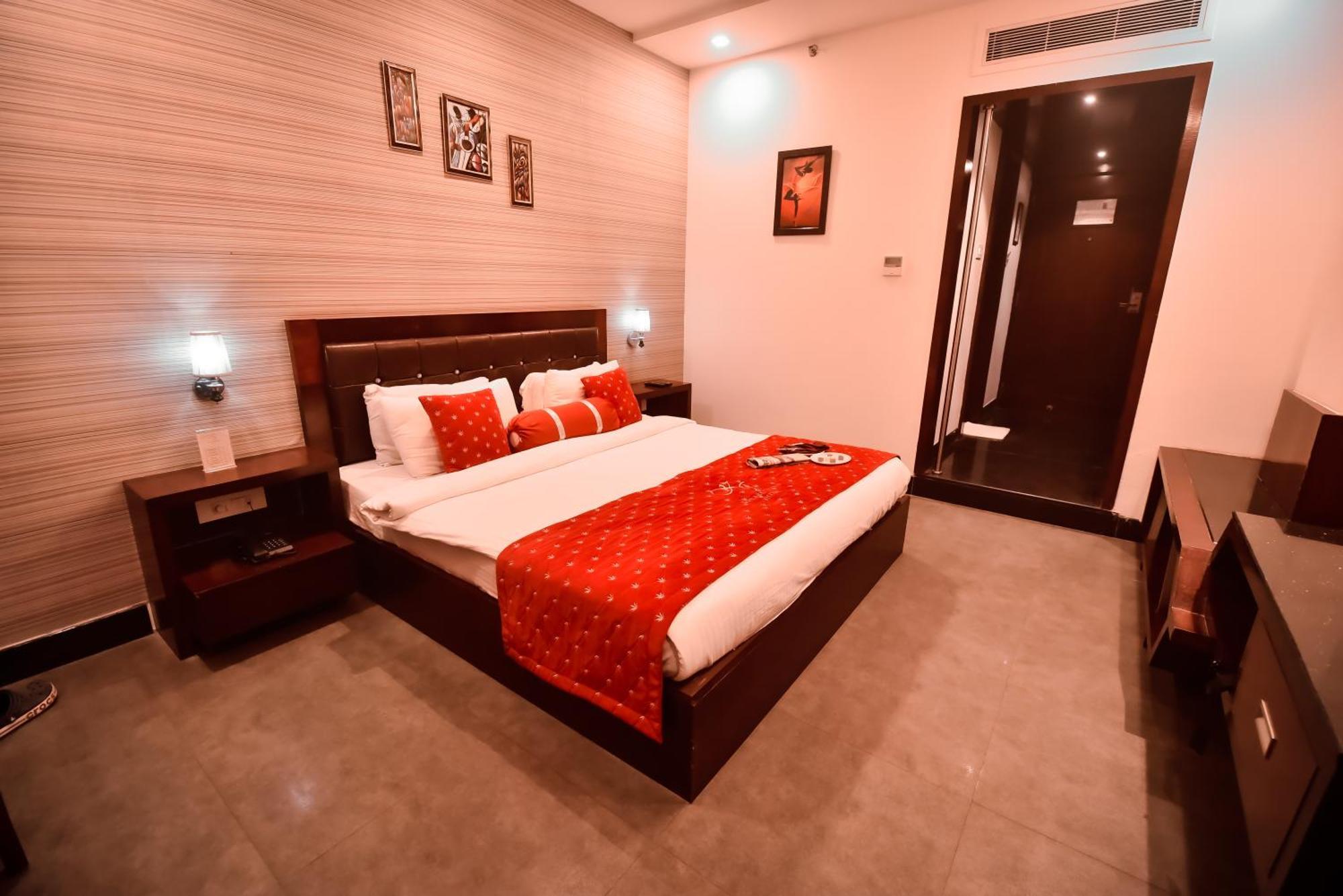 Mirzāpur Konark Grand Hotel מראה חיצוני תמונה