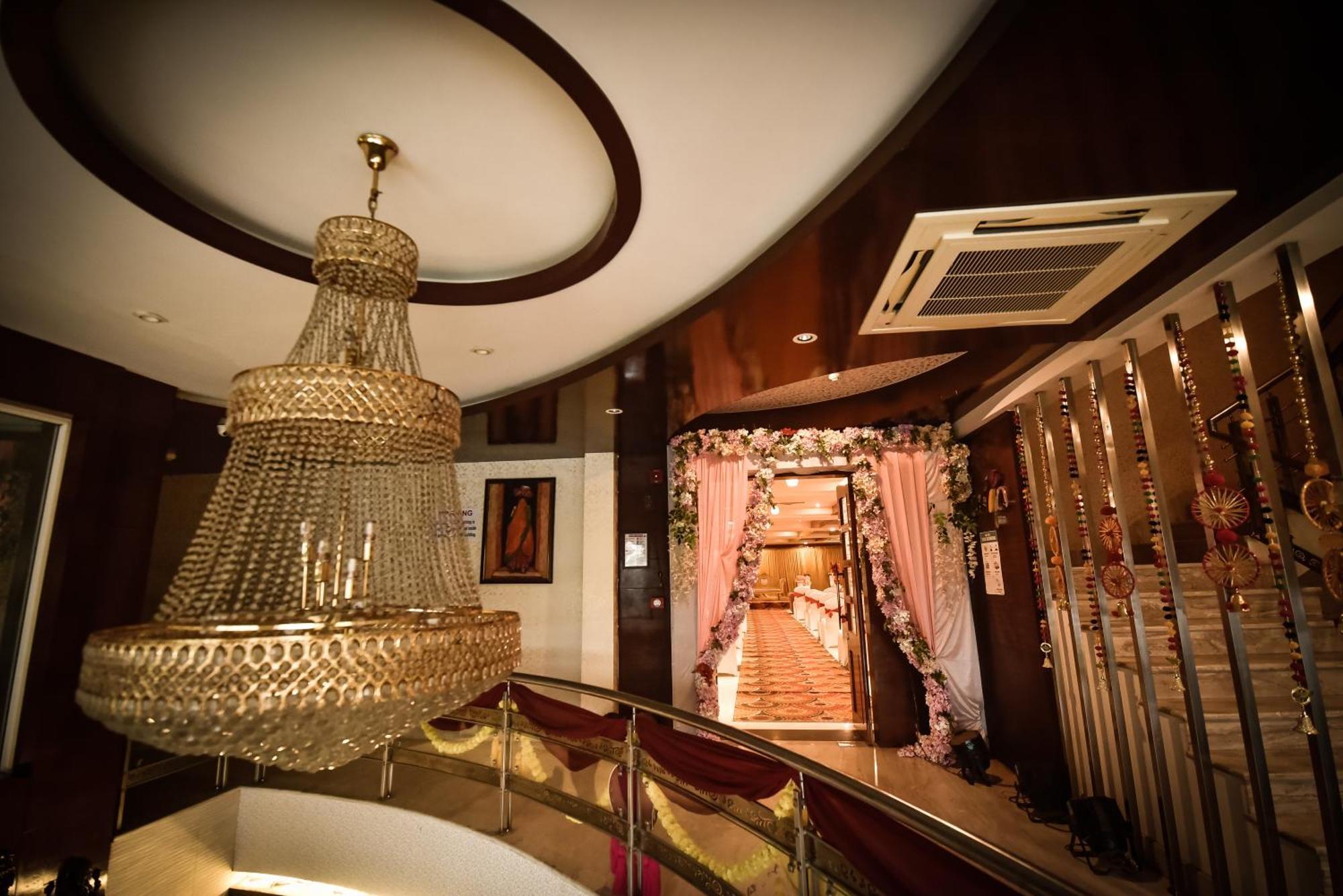 Mirzāpur Konark Grand Hotel מראה חיצוני תמונה