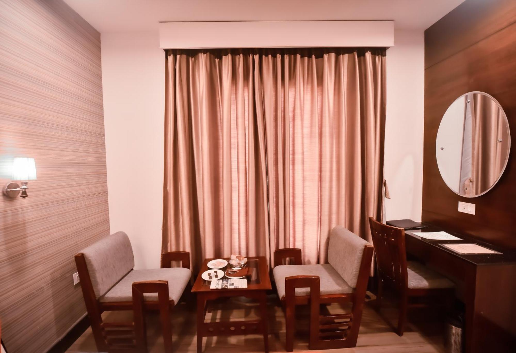 Mirzāpur Konark Grand Hotel מראה חיצוני תמונה
