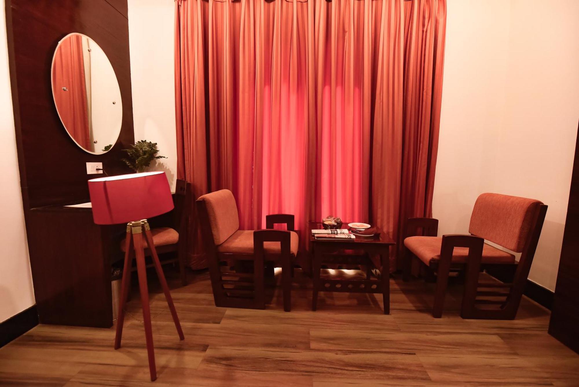 Mirzāpur Konark Grand Hotel מראה חיצוני תמונה