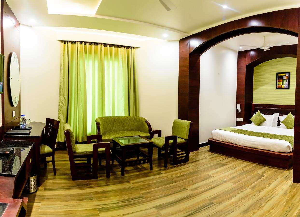 Mirzāpur Konark Grand Hotel מראה חיצוני תמונה