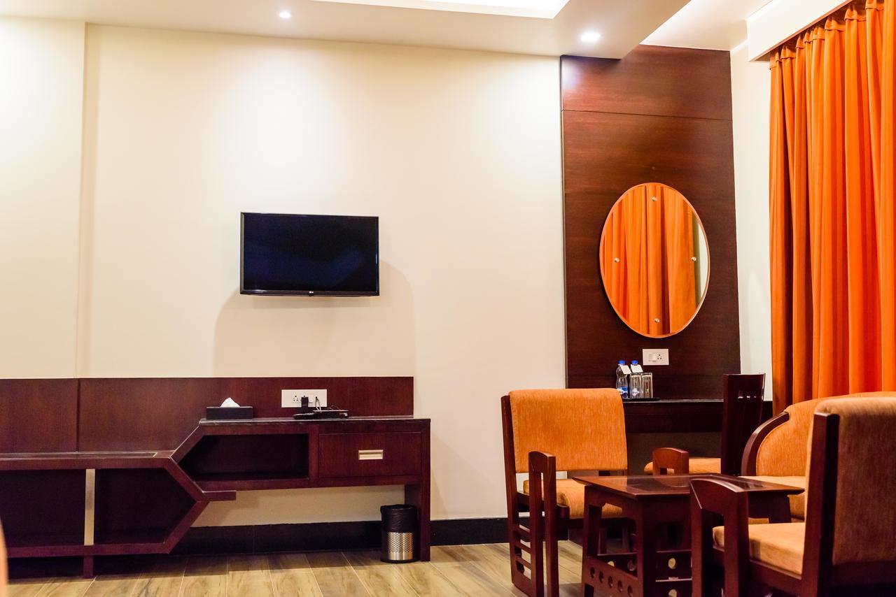 Mirzāpur Konark Grand Hotel מראה חיצוני תמונה