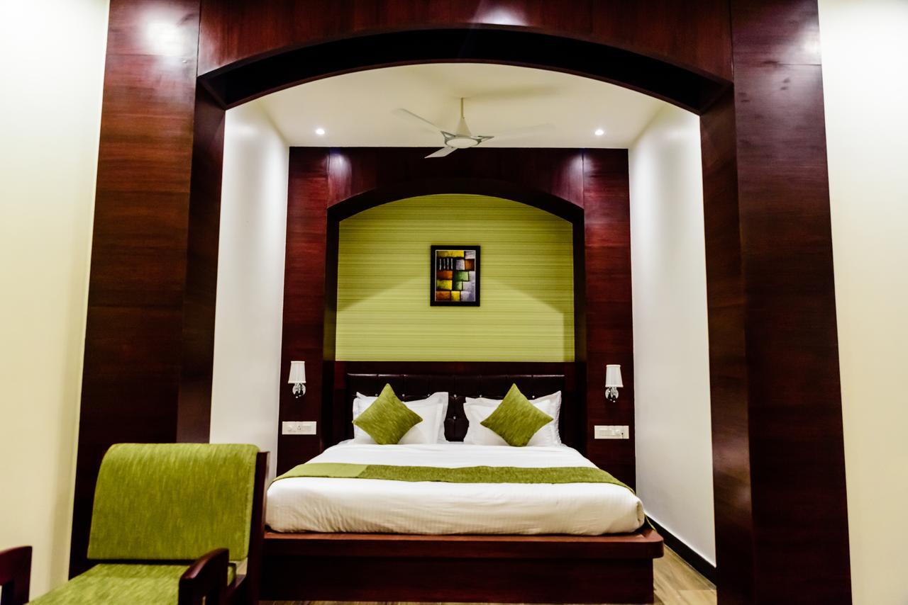 Mirzāpur Konark Grand Hotel מראה חיצוני תמונה