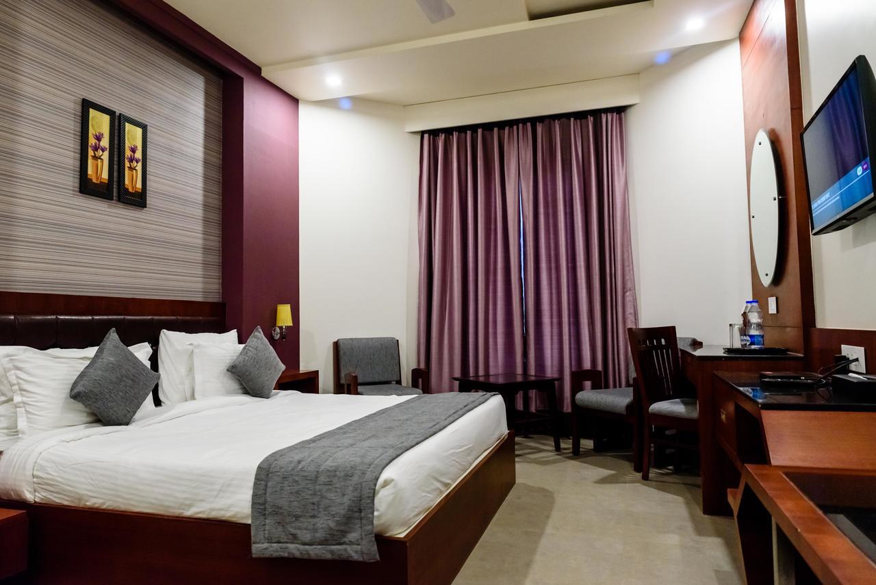 Mirzāpur Konark Grand Hotel מראה חיצוני תמונה